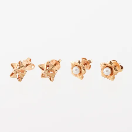 Örhängen 4 st, diameter ca 0.9 mm, 18k. Vikt: 3 g