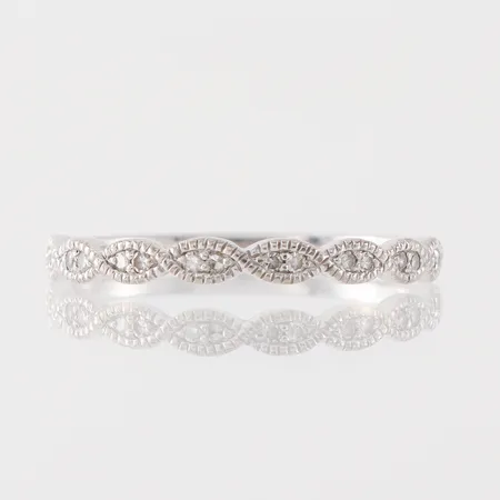 Ring vitguld med små stenar, Guldfynd AB, storlek 15 ½ mm, bredd 1.5-2.1 mm, 18k. Vikt: 1,3 g