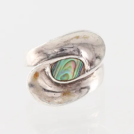Ring, storlek 17 ¾ mm, bredd 3.6-19.7 mm, silver. Vikt: 5,6 g