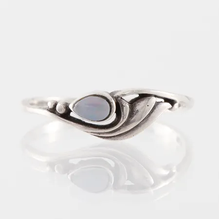 Ring med  sten, storlek 18 mm, bredd 1.7-5.9 mm, silver. Vikt: 1,4 g
