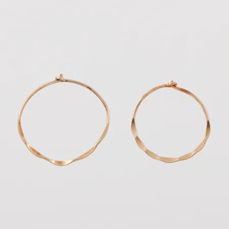 Örhängen 2 st udda, diameter ca 18 och 21 mm, 18k. Vikt: 0,9 g