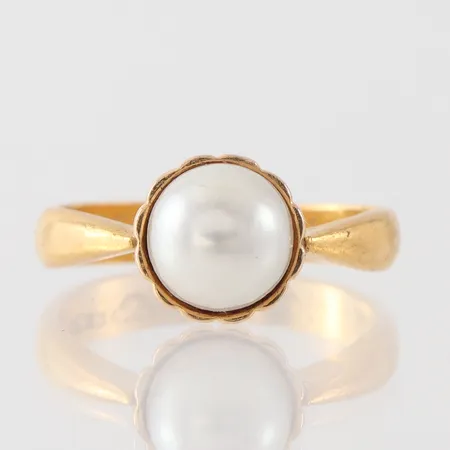 Ring med pärla, 23k i skenan och 18k i pärlans infattning, storlek 16 ½ mm, bredd 1.8-8.9 mm. Vikt: 4,7 g