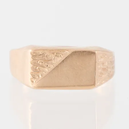 Ring, storlek 19 ¾ mm, bredd 3.4-8.5 mm, 18k. Vikt: 4,7 g