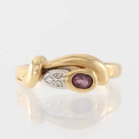 Ring med stenar, ojämn form, storlek 18 ½ mm, bredd 2-7.7 mm, 18k. Vikt: 5 g