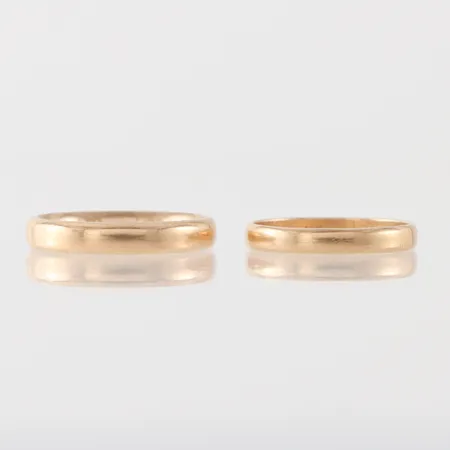Ringar 2 st släta med gravyrer, storlek 17 och 17 ¼ mm, 18k. Vikt: 6,7 g