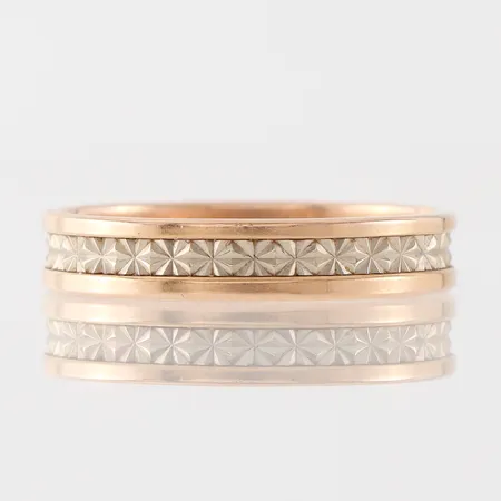 Ring mönstrad, gravyr, storlek 20 ¾ mm, bredd 4.6 mm, 18k. Vikt: 4,4 g