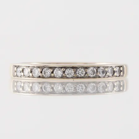 Ring vitguld med stenar, storlek 17 mm, bredd 2.2 mm, gravyr.18k. Vikt: 3 g