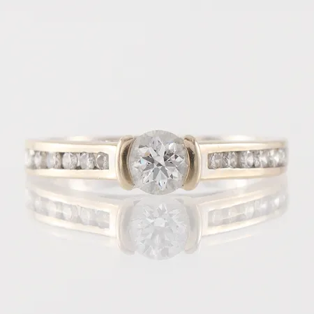 Ring med diamanter 0,75ct enligt inskription, GHA, CA WSI, gravyr, storlek ca 17 mm, 18k. Vikt: 0 g