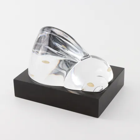 GLASSKULPTUR, Unicef, Orrefors, Franco, signerad, längd ca 15 cm, sockel medföljer. Skickas med postpaket.