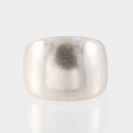 Ring, modern design, MGAB Uppsala 1964, storlek ca 16 mm, bredd 5-14.6 mm, silver. Vikt: 5,3 g