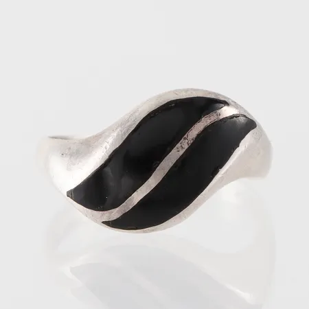 Ring, stämplad GIFA, storlek 19 mm, bredd 2.4-11.5 mm, silver 925/1000. Vikt: 3,4 g