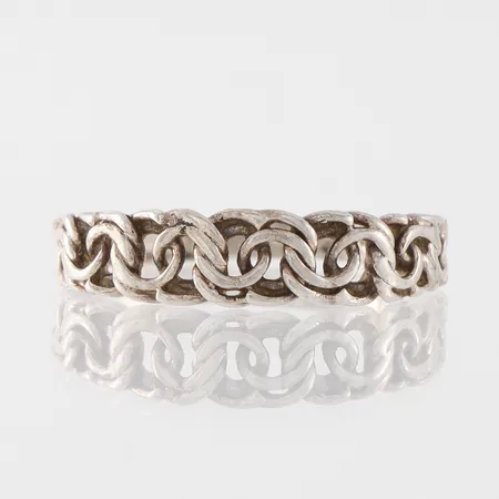 Ring Bismarck, storlek 19 mm, bredd 2.2-5.1 mm, silver 925/1000. Vikt: 1,6 g