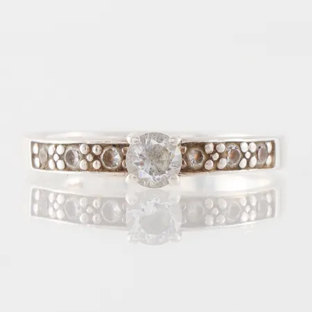 Ring med stenar, storlek 19 mm, bredd 2.6-4.4 mm, silver 925/1000. Vikt: 0 g