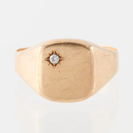 Klackring med vit sten, storlek 20 ½ mm, bredd 3.3-13.3 mm, 18k. Vikt: 3,6 g