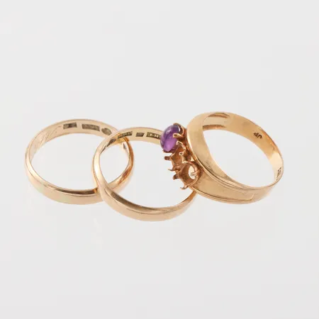 Trasigt guld med gravyrer, 18k. Vikt: 9,5 g
