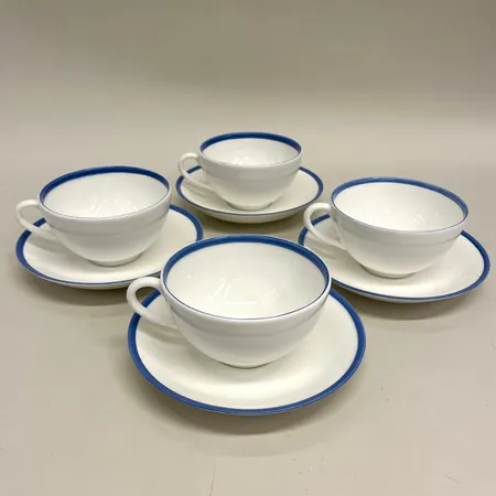 4 koppar, höjd 6cm, Ø10,5cm, med fat Ø16cm, serien Sommar, modell Hav, Gustavsbergs Porslinsfabrik, vitt benporslin med blå kant, nyskick, etiketter kvar Skickas med paket.