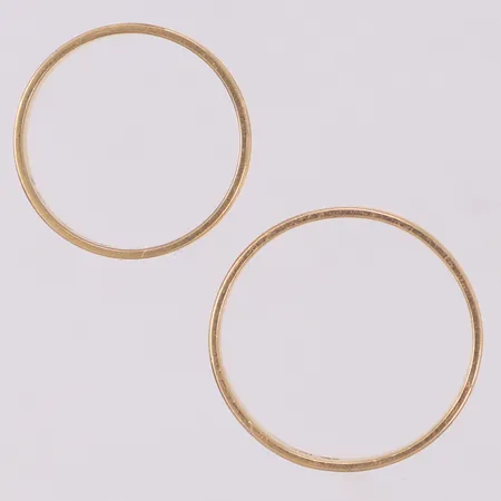 2 Ringar, mönstrade, stl 19¼, samt 16¾, gravyr, 18K Vikt: 5,2 g