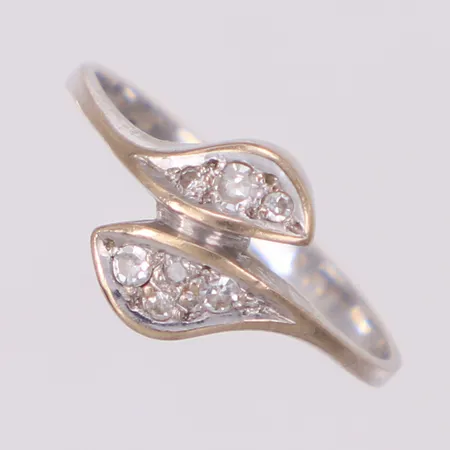 Ring med åttkantslipade diamanter ca 0,09ctv, stl 16½, vitguld, importstämplat 18K  Vikt: 2,5 g