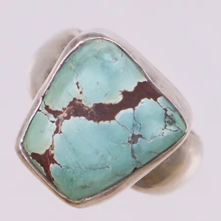 Ring med turkos sten, stl 17½, höjd 10mm, 16,7x15,7mm, 925/1000 silver Vikt: 12,3 g
