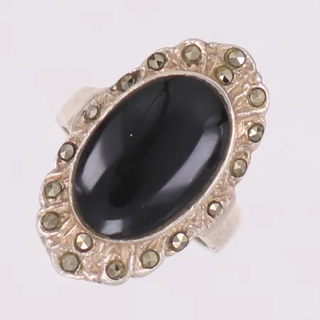 Ring med markasiter och svart sten, stl 15¾, bredd 23mm, bucklor, 925/1000 silver Vikt: 4,2 g