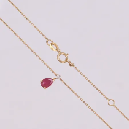 Collier, längd 45,5cm med hänge, briljantslipad diamant och rubin, längd 9mm, GHA, 18K Vikt: 1,7 g