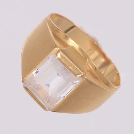 Ring med vit sten, stl 17½, bredd 4-12mm, repor, 18K Vikt: 3,7 g