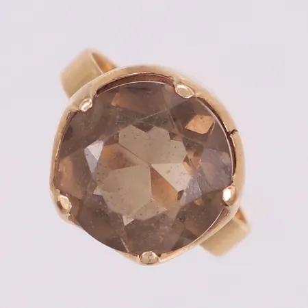 Ring med brun sten, stl 17½, bredd 3-14mm, nagg, 18K Vikt: 5,4 g