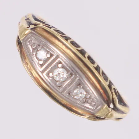 Ring med olikslipade diamanter ca 0,07ctv, stl 16½, bredd 7,7mm, 14K Vikt: 2,9 g