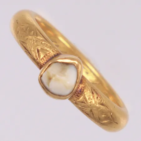 Ring med tand, stl 17, gravyr, skev, 23K