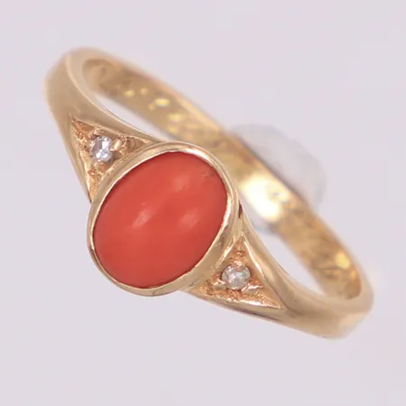 Ring med åttkantslipade diamanter ca 0,02ctv samt korall, stl 16½, bredd 7,6mm, gravyr, 18K Vikt: 2,4 g