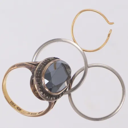 Diverse guld, delvis defekt, stenar saknas, gravyr, 18K Vikt: 15 g