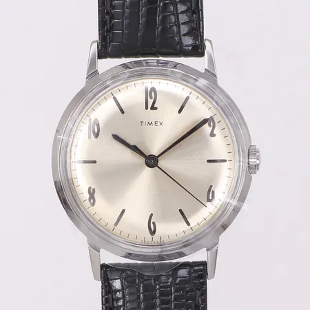 Herrur Timex Marlin, Ø 34mm, ref nr TW2R47900, stål, manuell, svart läderband, silverfärgad urtavla, originalask, nyskick, tag,  box. 