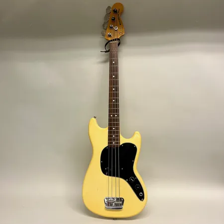 Elbas Fender Musicmaster Bass, serie-nummer S844620, made in USA, år 1978 stötmärken, bruksslitage, hårt originalfodral, slitage Skickas med Bussgods eller PostNord