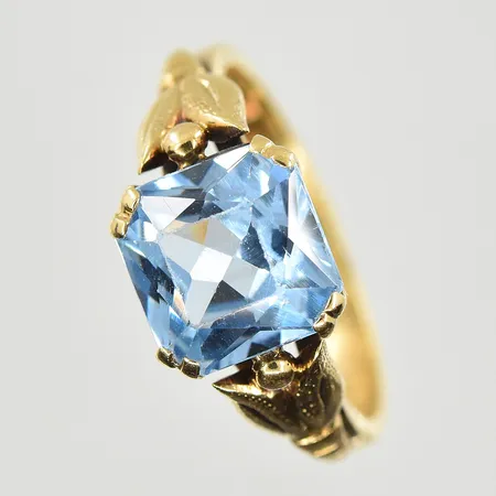 Ring med blå sten, stl 15¾, bredd 3-8 mm, 18K. Vikt: 3,8 g