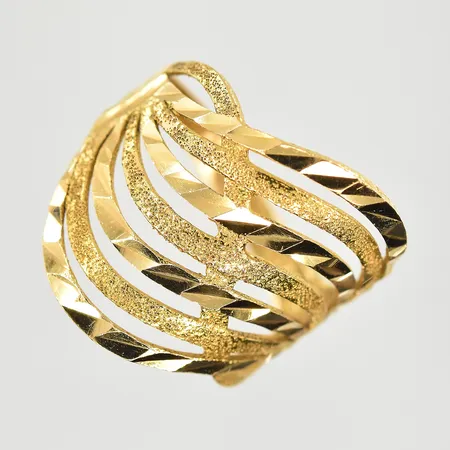 Ring, stl 17, bredd 3-18 mm, 21K. Vikt: 3,4 g