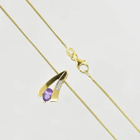 Kedja Ormlänk med hänge med lila och vita stenar, längd 38½ cm, länkens bredd 1 mm, hänge längd 17 mm, 18K. Vikt: 5,3 g