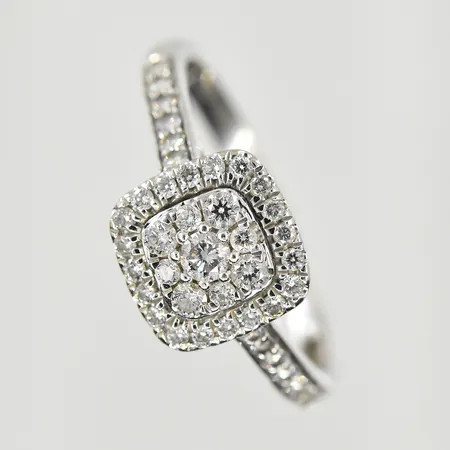 Ring med diamanter, 1x0,05, 4x0,02ct, 35x0,01ct, Guldfynd, stl 19, bredd 2-9mm, vitguld, 18K. Vikt: 3,8 g