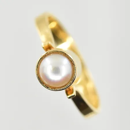 Ring med odlad pärla Ø5 mm, hög fattning, stl 18¾, bredd 3-7 mm, 18K. Vikt: 4,1 g