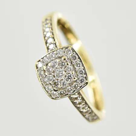 Ring med diamanter 0,22ctv, stl 16¼, bredd 2-7 mm, 9K. Vikt: 2,2 g