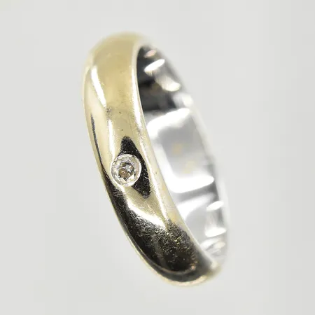 Ring med diamant 0,05ct, stl 18¼, bredd 5 mm, gravyr, vitguld, 18K. Vikt: 6,7 g