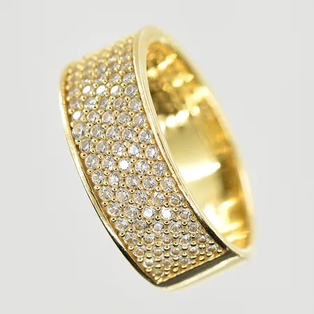 Ring med vita stenar, stl 15¾, bredd 7 mm, 18K. Vikt: 4,9 g