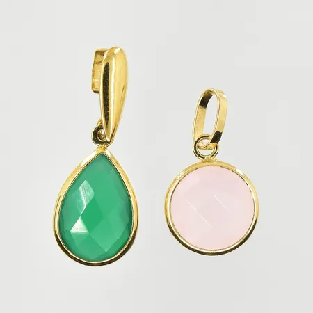Två hänge med stenar, rosa och grön, längd ca 15 mm, 18K. Vikt: 1,1 g