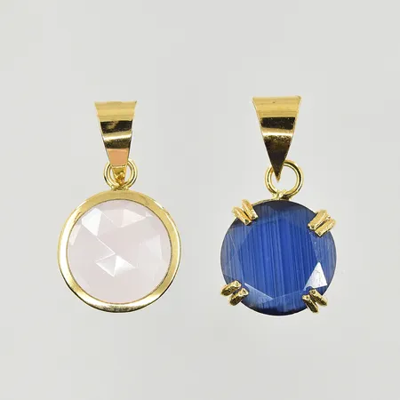 Två hänge med stenar, rosa och blå, längd ca 14 mm, 18K. Vikt: 1 g