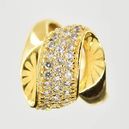 Ring med vita stenar, stl 16¾, bredd 2-18 mm, 21K. Vikt: 5,9 g