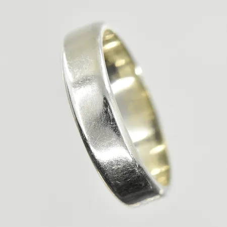 Ring, stl 18, bredd 5 mm gravyr, vitguld, 18K. Vikt: 5,4 g