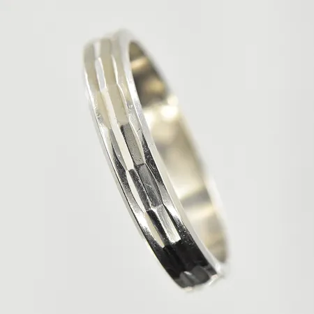 Ring, stl 19, bredd 4 mm, vitguld, 18K. Vikt: 4,9 g