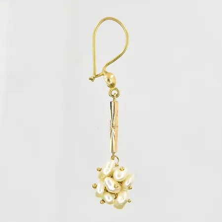 Ett udda örhänge med pärlor, längd 45 mm, 14K. Vikt: 1,4 g