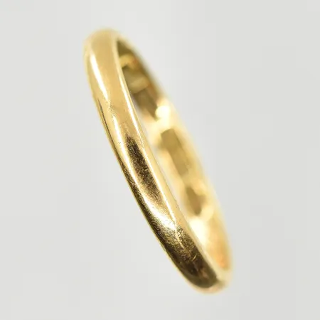 Ring, stl 18½, bredd 3 mm, gravyr, 18K. Vikt: 2,7 g