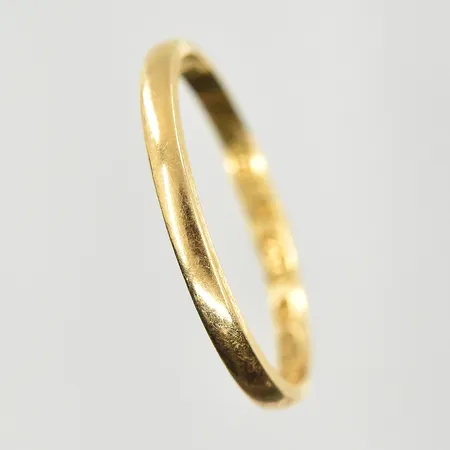 Ring, stl 19, bredd 2 mm, gravyr, 18K. Vikt: 1,6 g