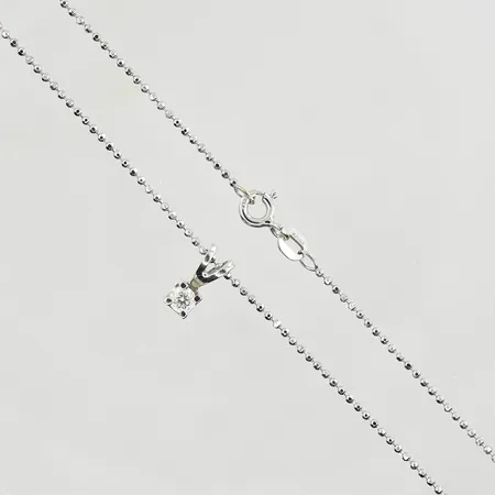 Kedja med hänge med diamant 0,16ct, längd 42½ cm, länkens bredd 1 mm, hängets längd 10 mm, vitguld, 18K. Vikt: 3,1 g